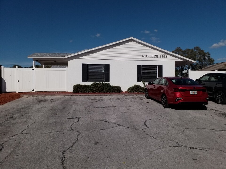 6153 Sapphire Dr, Unit 6153 in New Port Richey, FL - Foto de edificio