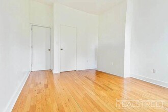 1 Bed | 1 Bath | $3,399 | Railroad Layout | Pet Friendly | L Train + Near M, Unit 3L in Brooklyn, NY - Foto de edificio - Building Photo