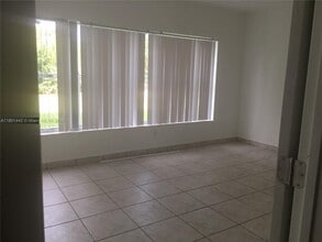 4851 University Dr in Miami, FL - Building Photo - Building Photo