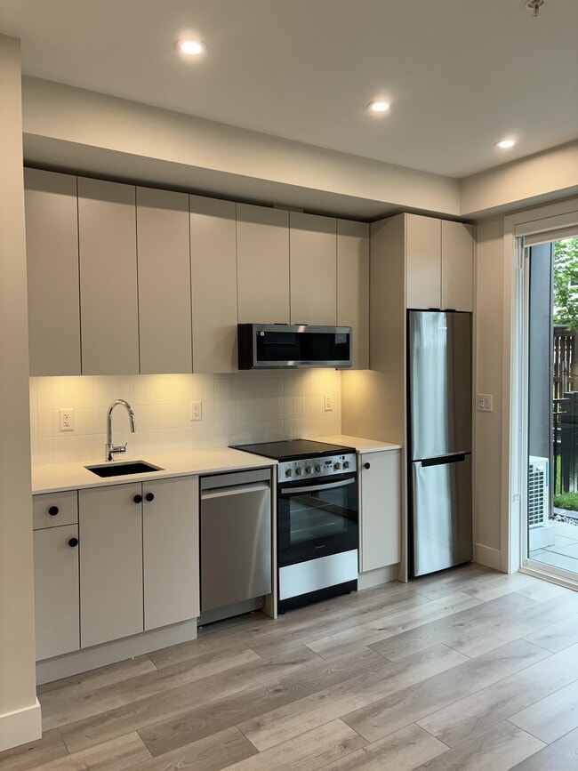 45511-45511 Campus Dr in Chilliwack, BC - Building Photo - Building Photo