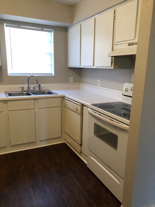 921 NW Summercrest Blvd-Unit -1 in Burleson, TX - Foto de edificio