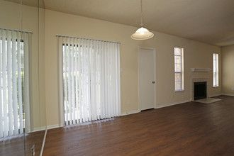 Oak Tree Condominiums in Carrollton, TX - Building Photo - Interior Photo