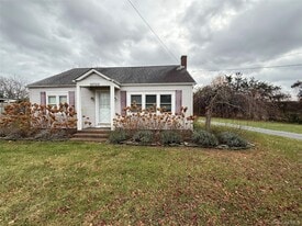 35750 Main Rd in Cutchogue, NY - Building Photo