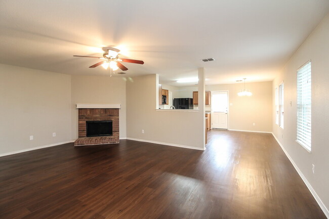 1429 Lauren Dr in Burleson, TX - Building Photo - Building Photo