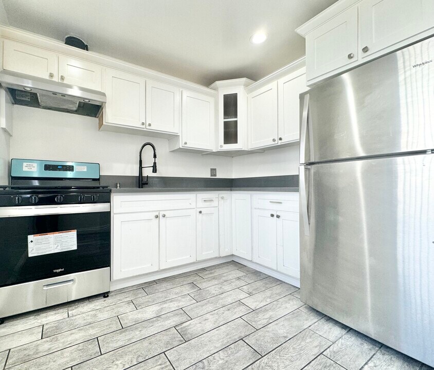 4839 W 17th St in Los Angeles, CA - Building Photo