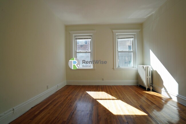 1302 Commonwealth Avenue, Unit 4 in Boston, MA - Building Photo - Building Photo