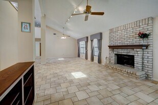12811 Ashford Hills Dr in Houston, TX - Building Photo