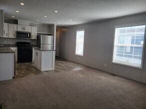 38060 Leverette Ave in Clinton Township, MI - Building Photo - Building Photo