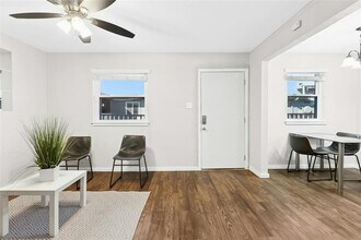 2401 Manor Rd in Austin, TX - Foto de edificio - Building Photo