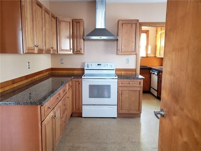 property at 40 E Barrows St