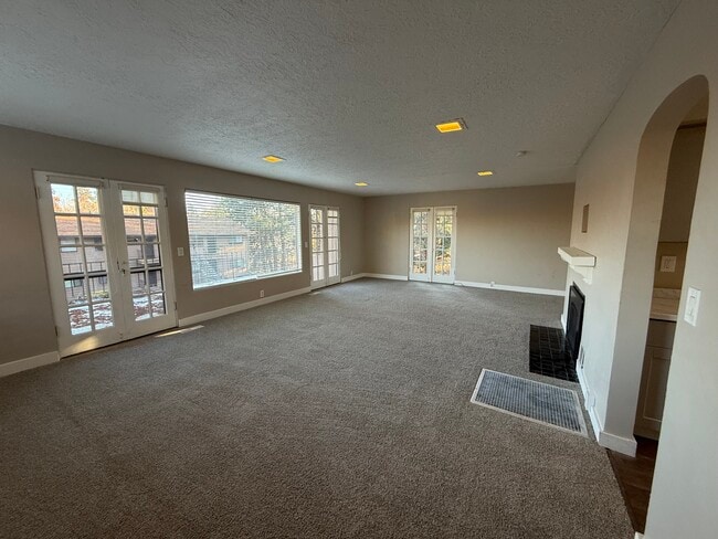 1562 NW 1st St in Bend, OR - Foto de edificio - Building Photo