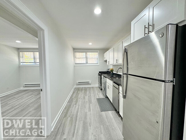 719 W Roscoe St, Unit 1 in Chicago, IL - Foto de edificio - Building Photo