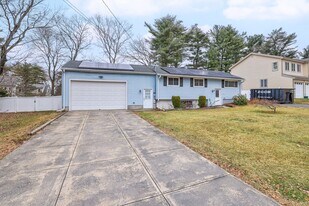 8 Leonard Dr in Southborough, MA - Building Photo