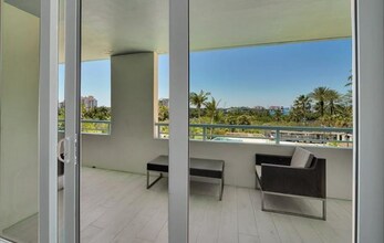 400 S Pointe Dr, Unit 409 in Miami Beach, FL - Building Photo - Building Photo