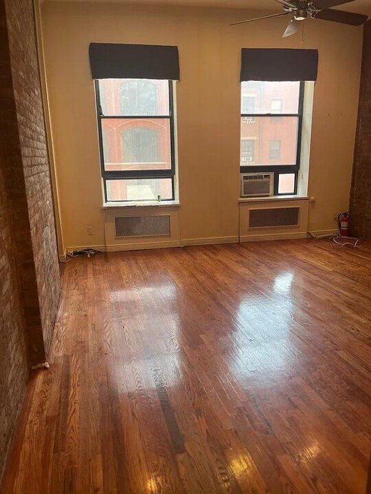 23 E 10th St in New York, NY - Building Photo