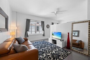 530 Ocean Dr in Miami Beach, FL - Building Photo