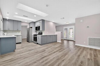 5630 Venetian Blvd NE in St. Petersburg, FL - Building Photo - Building Photo