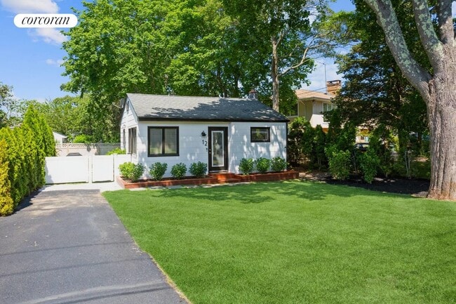 12 Penny Ln in Hampton Bays, NY - Foto de edificio - Building Photo
