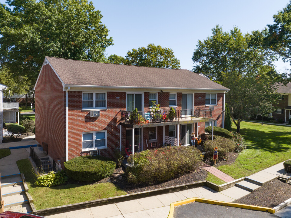 Birchwood on the Green in Oakdale, NY - Foto de edificio