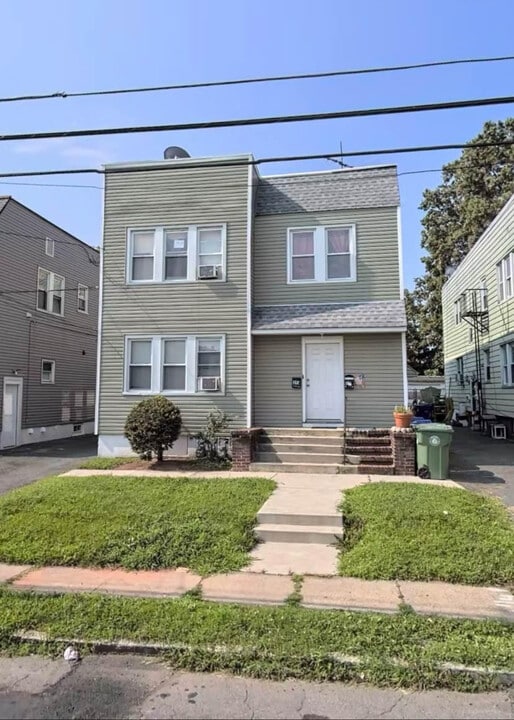 422 Bacheller Ave in Linden, NJ - Building Photo