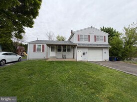 122 Pine Glen Rd in Langhorne, PA - Building Photo