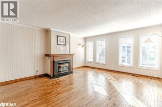 36 Kempenfelt Dr in Barrie, ON - Building Photo - Building Photo