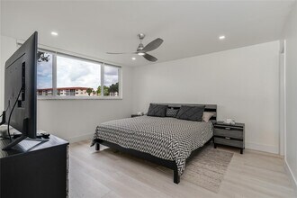 411 S Hollybrook Dr in Pembroke Pines, FL - Foto de edificio - Building Photo