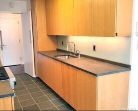 207 E 57th St-Unit -16 B in New York, NY - Building Photo - Building Photo