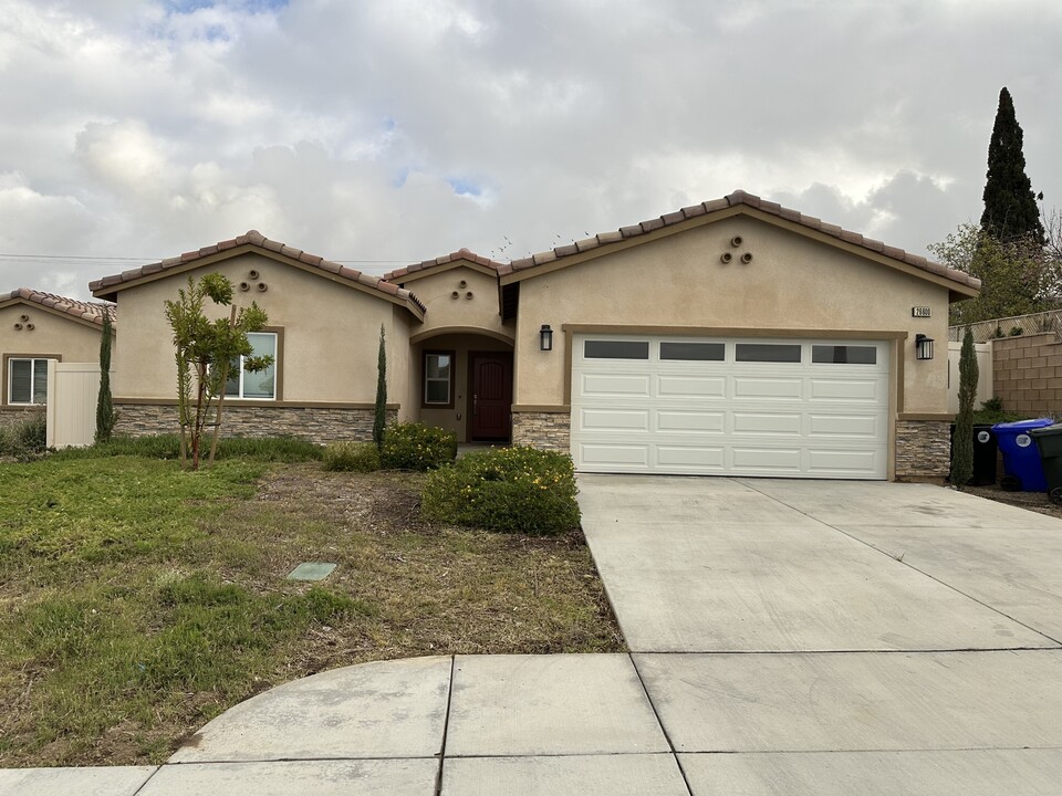 26600 Mansfield St in Highland, CA - Building Photo