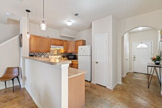 7807 Kingsbury Wood in San Antonio, TX - Foto de edificio - Building Photo