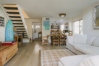 5716 Skyview Way, Unit B in Agoura Hills, CA - Foto de edificio - Building Photo