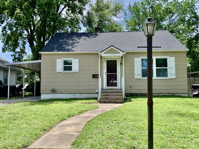 property at 821 W 7th St