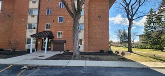 2230 S Goebbert Rd in Arlington Heights, IL - Building Photo
