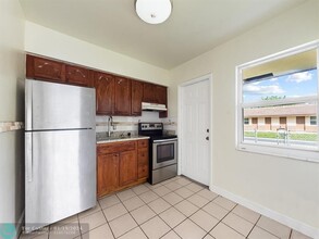 832 NE 12th Ave, Unit 2 in Pompano Beach, FL - Building Photo - Building Photo