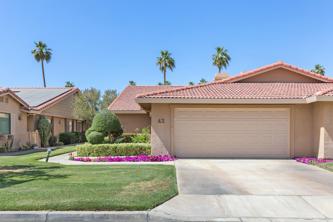 43 Maximo Way in Palm Desert, CA - Foto de edificio
