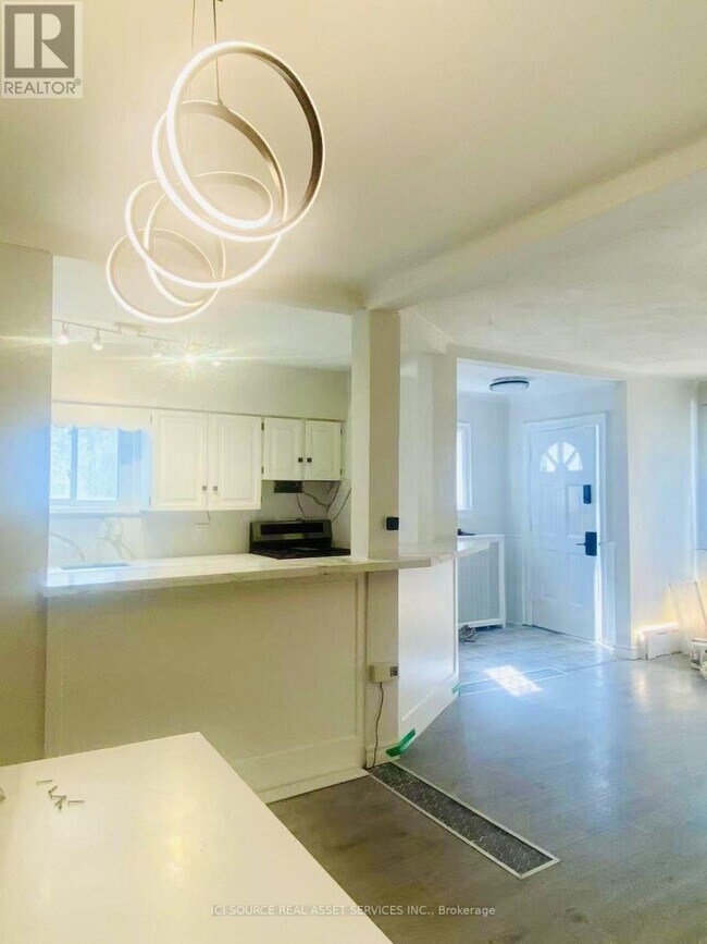 166 Chaplin Crescent in Toronto, ON - Building Photo - Building Photo