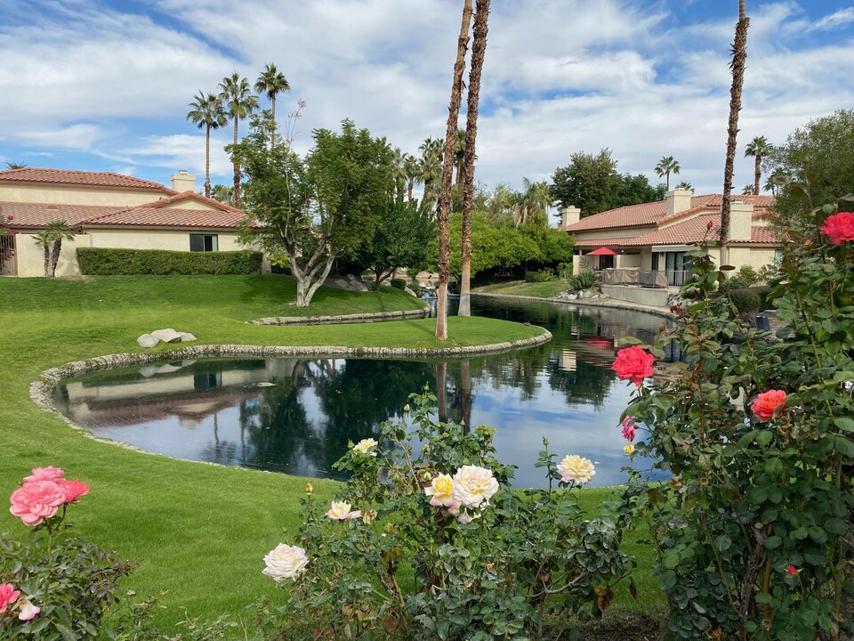 130 Willow Lake Dr in Palm Desert, CA - Foto de edificio