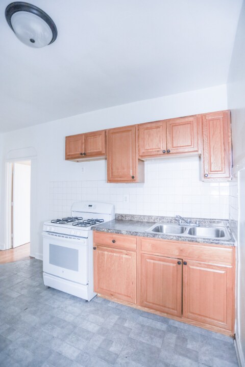 3950 W Roscoe St in Chicago, IL - Building Photo