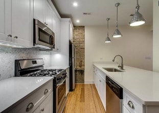 2735 N Francisco Ave, Unit G in Chicago, IL - Foto de edificio - Building Photo