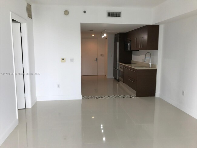 465 Brickell Ave, Unit 1604 in Miami, FL - Building Photo - Building Photo