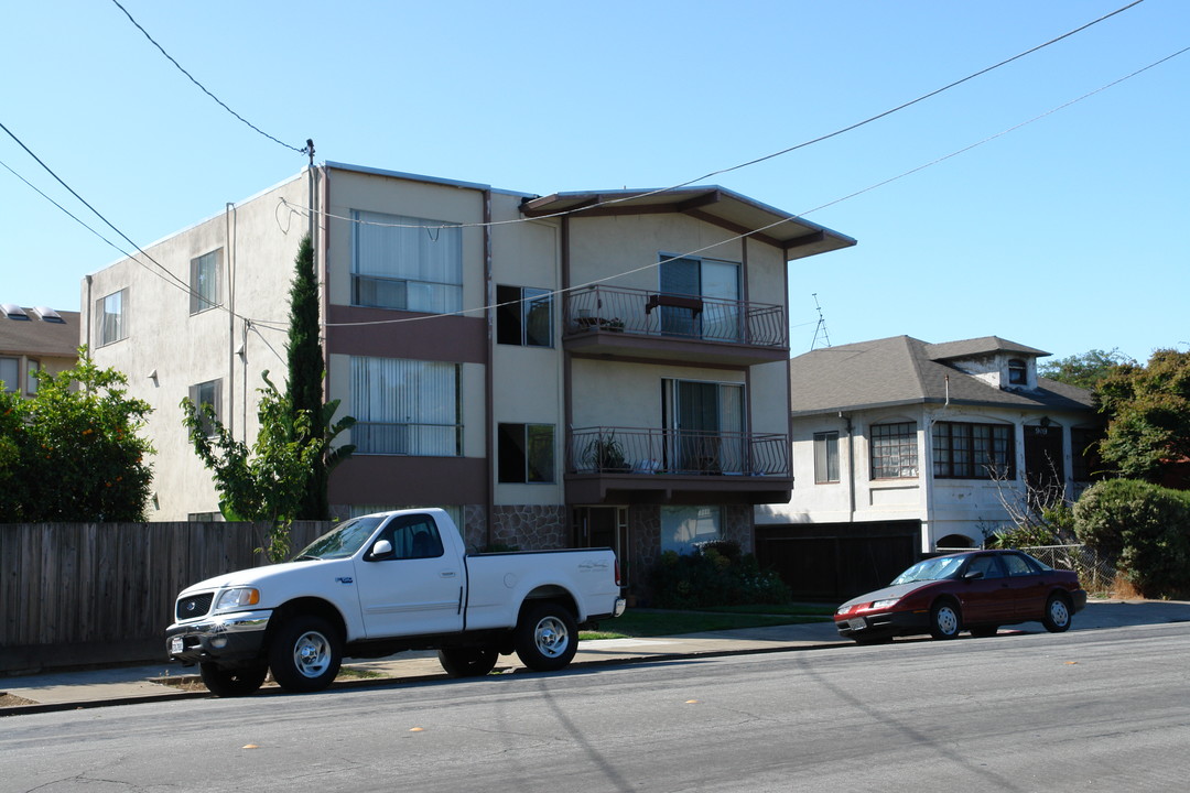 907 Howard Ave in Burlingame, CA - Building Photo