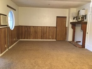 201-203 Crater Lake Pkwy in Klamath Falls, OR - Building Photo - Building Photo