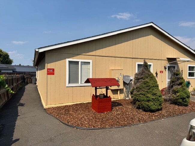 171 Mace Rd in Medford, OR - Building Photo - Building Photo