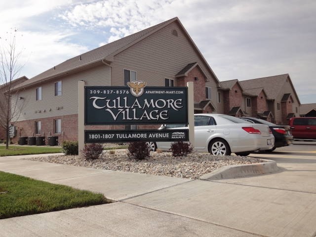 Tullamore Village in Bloomington, IL - Foto de edificio