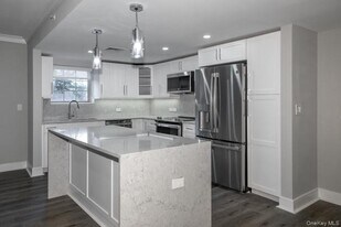 100 Glen St in Glen Cove, NY - Building Photo