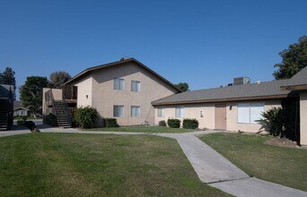 2608 Ashe Rd in Bakersfield, CA - Foto de edificio - Building Photo