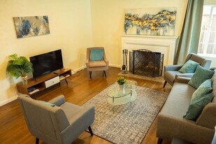 240 E Hedding St in San Jose, CA - Building Photo