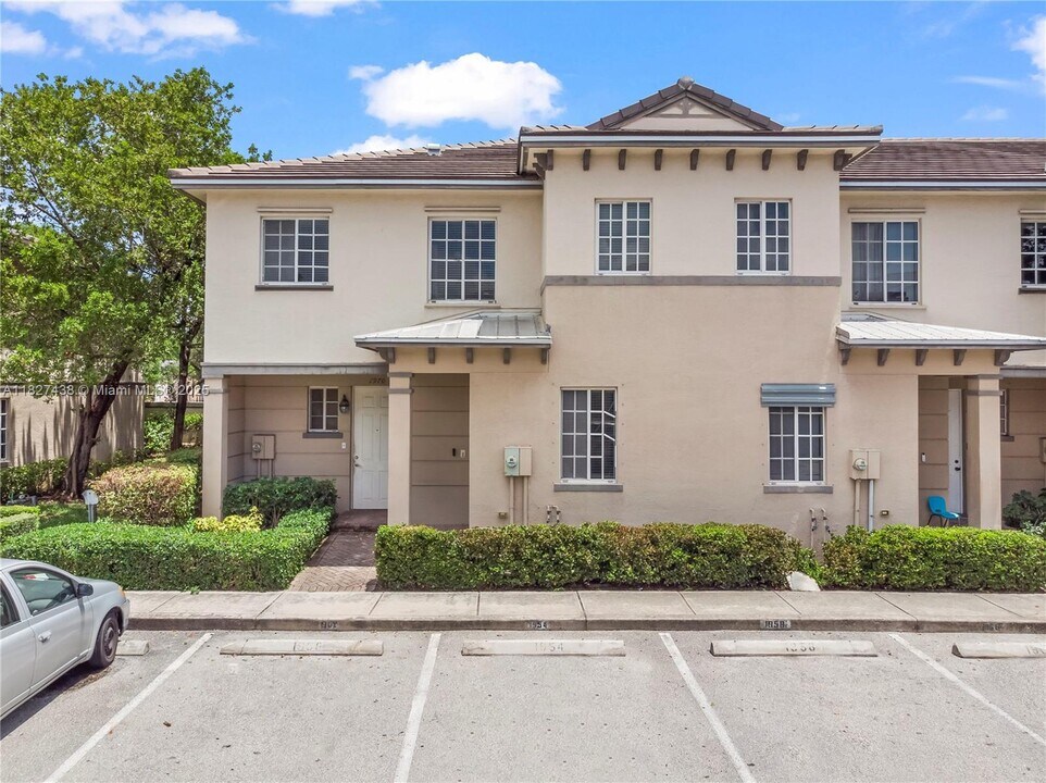 1968 Freeport Dr in Riviera Beach, FL - Foto de edificio