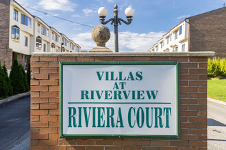 Villas at Riverview in College Point, NY - Foto de edificio - Building Photo