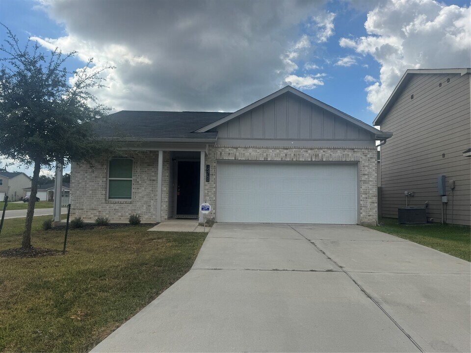 15740 Del Norte Dr in Conroe, TX - Foto de edificio